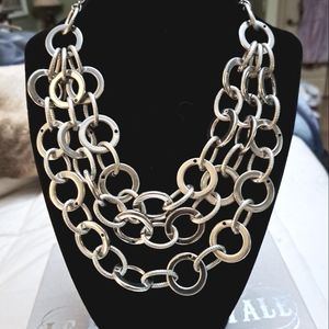Silver interlocking necklace New!
